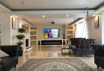 Sch  nes grosses Haus an der Grenze zur Schweiz und Frankreich has Balcony rooms