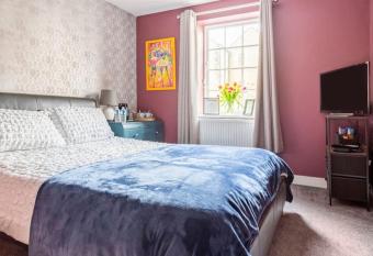 Poppy s Place allows 18 year olds to book a room