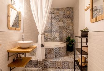 LAZURITE Apartamentos en GRAN CANARIA allows 18 year olds to book a room