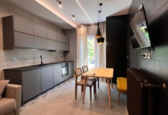 Appartamento di design a 30 metri dal mare allows 18 year olds to book a room