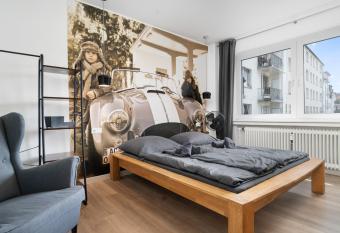 Apartment 4, direkt am Bahnhof allows 18 year olds to book a room