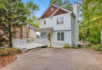 Private Room 2 - Charming home minutes away from Atlanta's Attractions allows 18 year olds to book a room