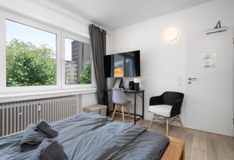 Apartment 6, direkt am Bahnhof allows 18 year olds to book a room