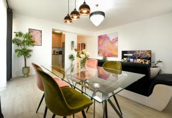 SOPHISTICATION - Cozy Apt with Balcony allows 18 year olds to book a room