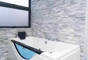 Ari Grand Hotel & Spa has rooms with a private hot tub