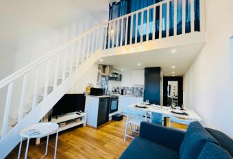 Appartement + balcon vue mer plein sud has Balcony rooms