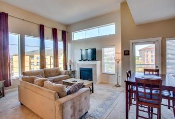 Manifest Upscale Spacious 2BD/2BA Apartment w/ balcony, fireplace has Balcony rooms