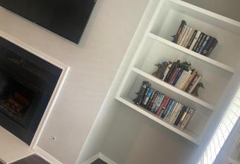 Lovely 3 Bedroom 5 Mins From The City!!! has Balcony rooms