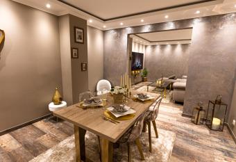 Dynasty Home Spa Appartement 100M Jacuzzi Terasse has rooms with a private hot tub