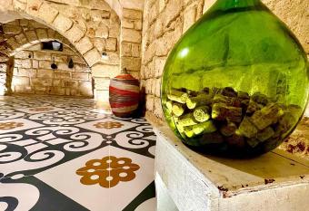 DIMORE DE SANTIS allows 18 year olds to book a room