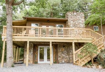 Hugging Cubs Hideaway has Balcony rooms