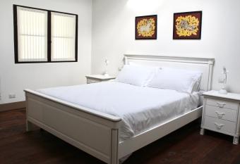 Villa Trieste M has rooms with a private hot tub