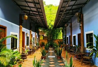 The Mango Tree Guesthouse has Balcony rooms