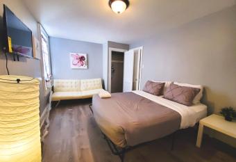 3 Bedroom Pet Friendly Unit with Small Kitchenette allows 18 year olds to book a room