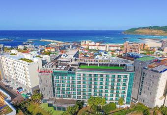 Ramada by Wyndham Jeju Hamdeok has Balcony rooms
