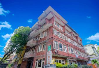 OYO 795 Hotel Holiday Inn allows 18 year olds to book a room