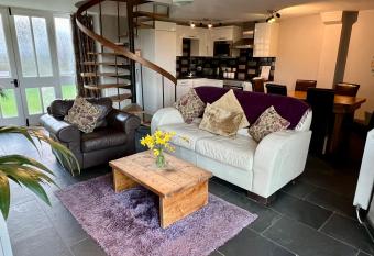 Cader Mountain View Cottage with Hot Tub in Snowdonia has Balcony rooms