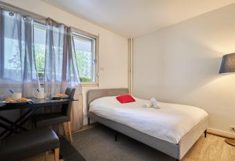 Le Marquis - T1 - 5 mins de la Cath  drale allows 18 year olds to book a room