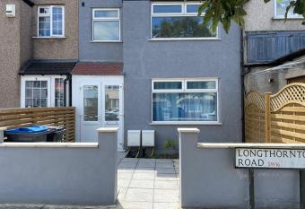 STREATHAM VALE SERViCED APARTMENTS allows 18 year olds to book a room