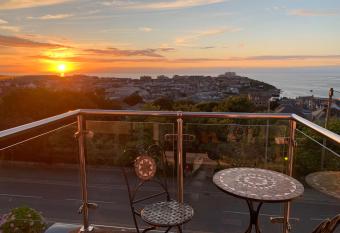 Pass the Keys SUNSET LOUNGE - NEWQUAY TOWN SEA VIEW APARTMENT has Balcony rooms
