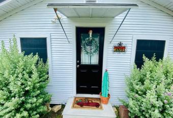 8th St. Cowboy Haus I Biker Friendly I River has Balcony rooms