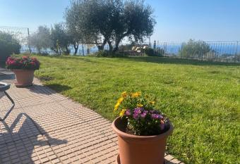 CASA VISTA MARE - Superb garden and Parking included has Balcony rooms