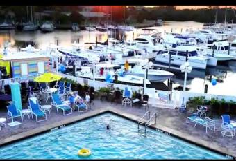 Remodeled, Huge Pool, Tiki Bar & Grill, Quiet Room has Balcony rooms