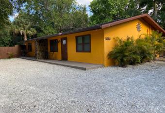 Beliz Aire, LLC has Balcony rooms