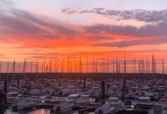 Vue mer, superbe appartement refait    neuf! has Balcony rooms