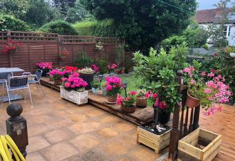 2 double bedroom flat with large garden allows 18 year olds to book a room