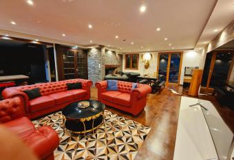 Place Royale Altitude 1000 pour 10 personnes    50m des pistes de Ski et Vtt allows 18 year olds to book a room