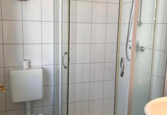 Hanoi Hettstedt allows 18 year olds to book a room