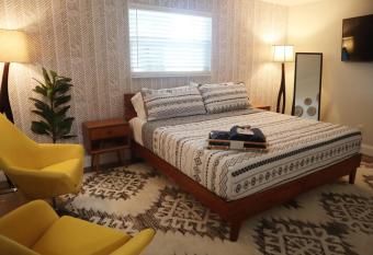 Heart of Ormond Beach - Self check-in - Beach allows 18 year olds to book a room