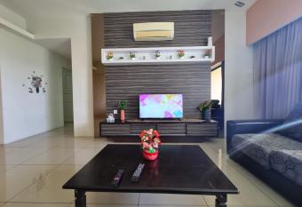 IPOH CITY HOMESTAY @ KINTA RIVERFRONT has rooms with a private hot tub