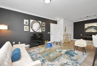 Private Luxury Mid-Rise near The Woodlands, Perfect for Long & Short term stay has Balcony rooms