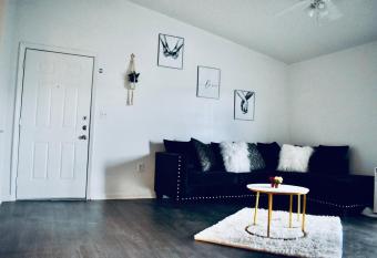 The Woodlands Retreat 10 min away from The Cynthia Pavilion, Market Street has Balcony rooms