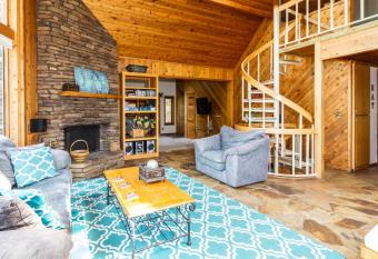 Lakefront with Hot Tub/Sauna-Beaver Lake,Arkansas has rooms with a private hot tub