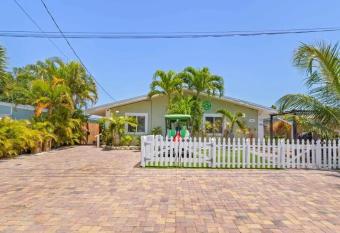 The Salty Cove has rooms with a private hot tub