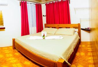 Cabinas Colibri has rooms with a private hot tub