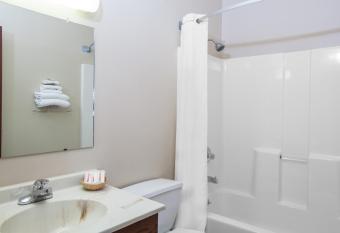 Super 8 by Wyndham Mason City has rooms with a private hot tub