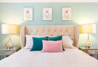 Beautiful Home with Sun Drenched Garden has Balcony rooms