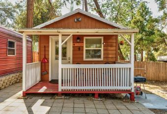 Acorn Cottage - Hidden gem in green heaven, getaway to Bass Lake & Yosemite has Balcony rooms