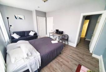 1 BDRM Apartment with 2 Queen Beds & Small Kitchenette allows 18 year olds to book a room