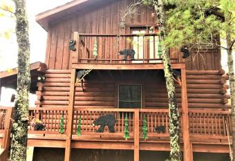 Bearadise 2 bed/2 bath log cabin near Pigeon Forge has Balcony rooms