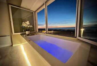 Le Haut de Gamme Vue mer - Malo cation has rooms with a private hot tub