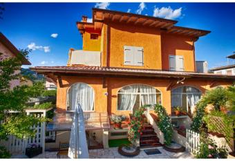 ALTIDO Villa Gelsomino has Balcony rooms