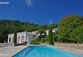 CHAMPAGNE allows 18 year olds to book a room