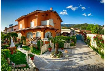 ALTIDO Villa Rosmarino has Balcony rooms