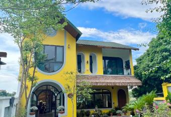 Ostrich house has Balcony rooms