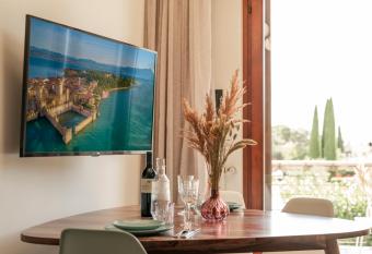 V I S T A - lake & pool has Balcony rooms